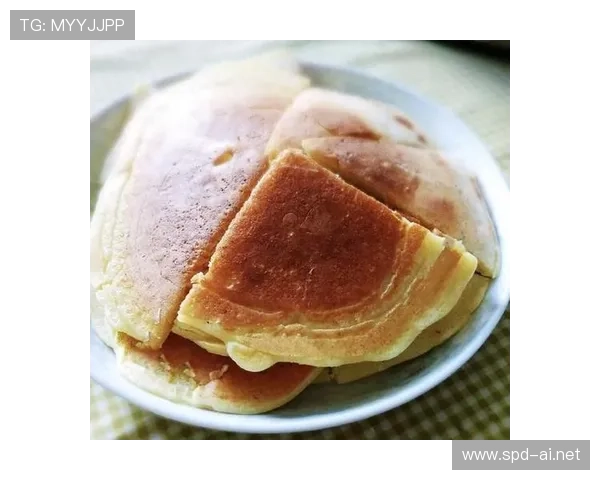 张博恒家的冰箱里只有鸡胸肉和水，连瓶可乐都找不到