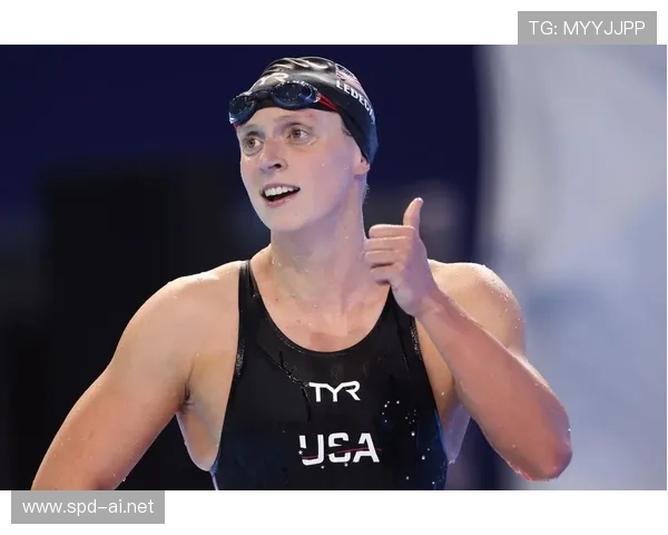 凯蒂·莱德基泳池边居然是这样，奢侈到让人怀疑她是不是明星啊？