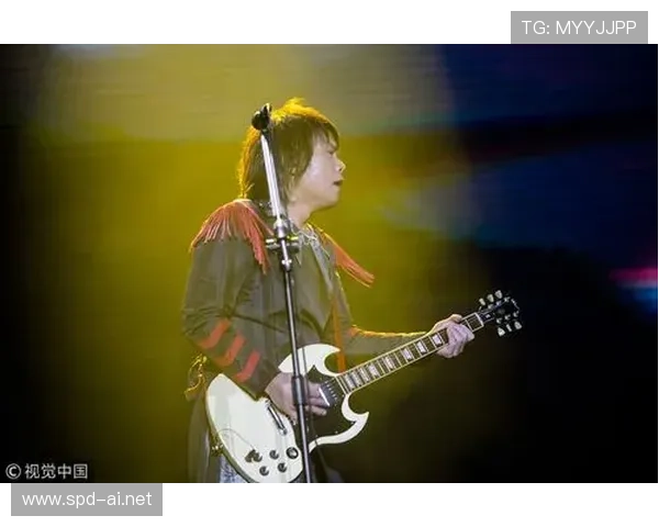 娜奥米大阪今天穿得像去摇滚演唱会，谁能想到球场上她那么钢铁呢？