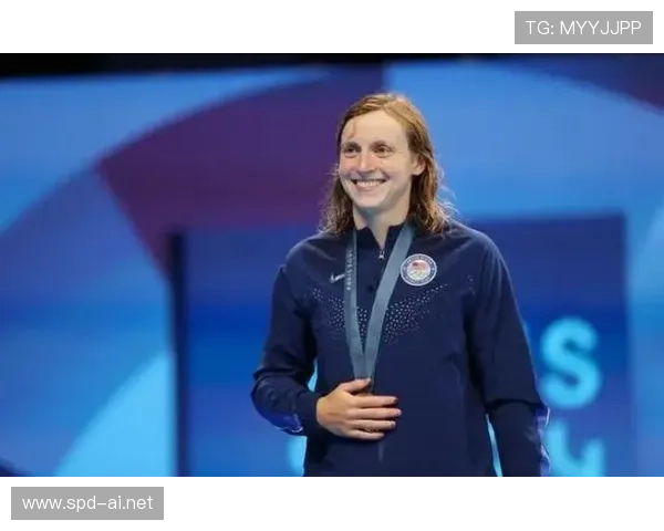 刚看到凯蒂·莱德基从训练馆出来，拎的包像能装下我一个月工资